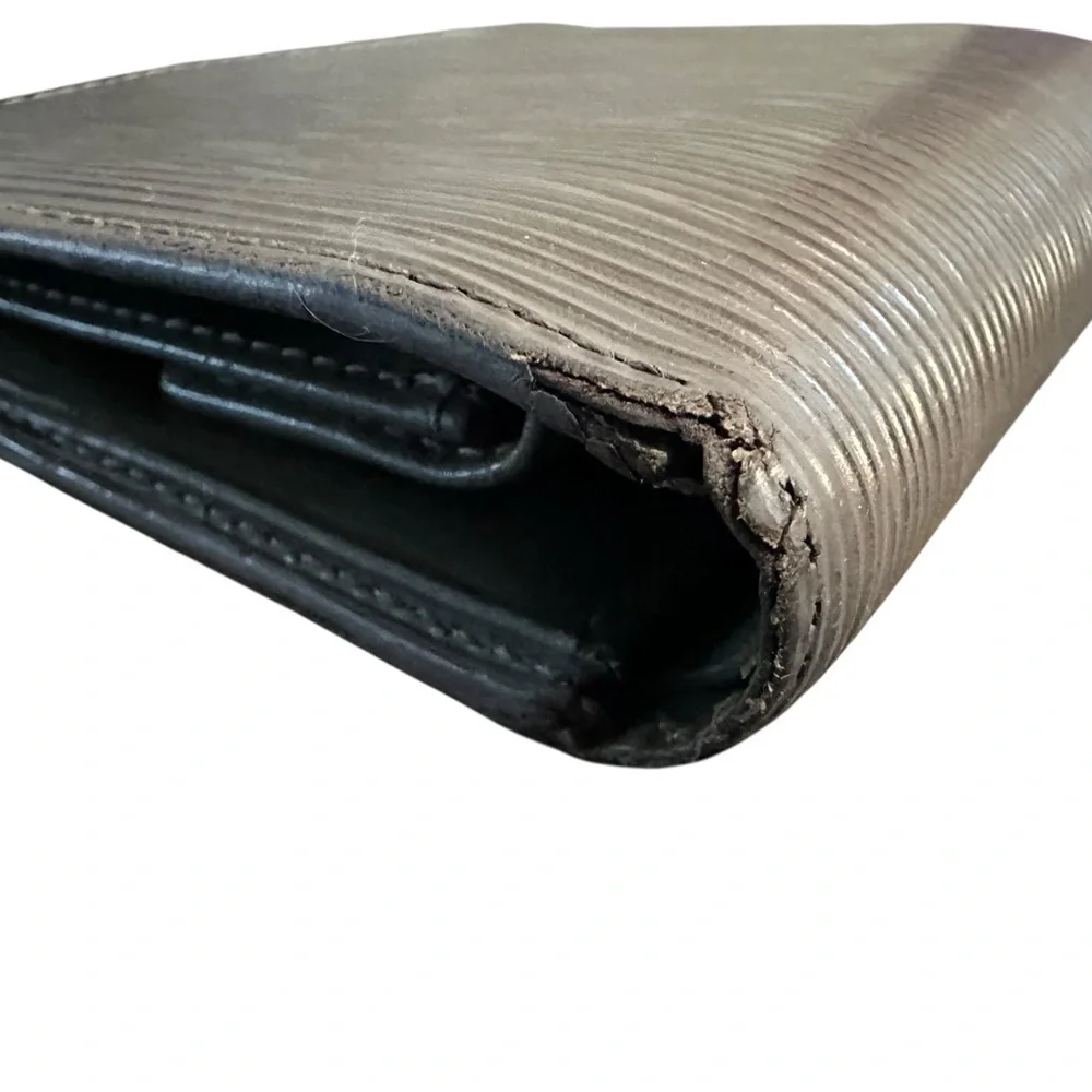 Louis Vuitton Porte-Billets Compact Wallet in Pepper gray Epi leather